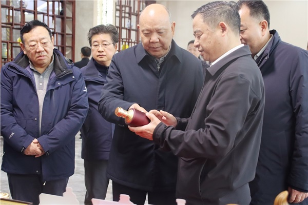 省領(lǐng)導(dǎo)李建中深入沅陵酒業(yè)調(diào)研，助力產(chǎn)業(yè)高質(zhì)量發(fā)展。                                                